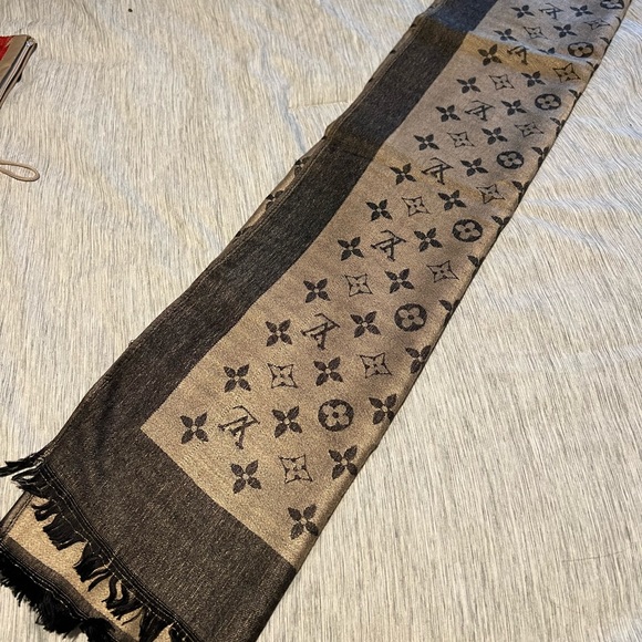 Louis Vuitton Scarf - Picture 2 of 5